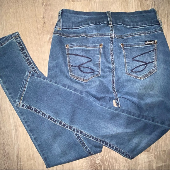 For all Mankind 7s size 4 skinny fit - Picture 3 of 5